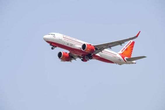 Air India Airbus A320 взлетает из международного аэропорта имени Индиры Ганди в Дели.