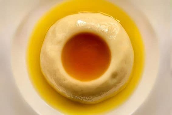 Асеида, известное сладкое блюдо, традиционно готовится на встречах, особенно во время празднований рождения или семейных событий в праздники.