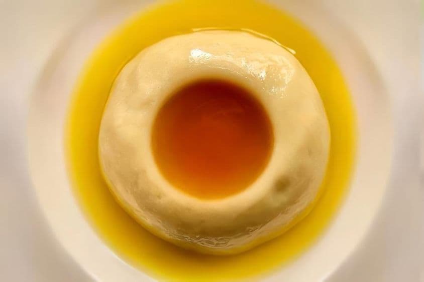 Асеида, известное сладкое блюдо, традиционно готовится на встречах, особенно во время празднований рождения или семейных событий в праздники.