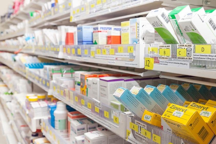 Аптечные полки с различной продукцией.