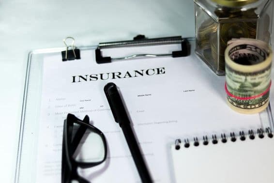 Страховая форма с копилкой, пачкой долларов, ручкой и очками.