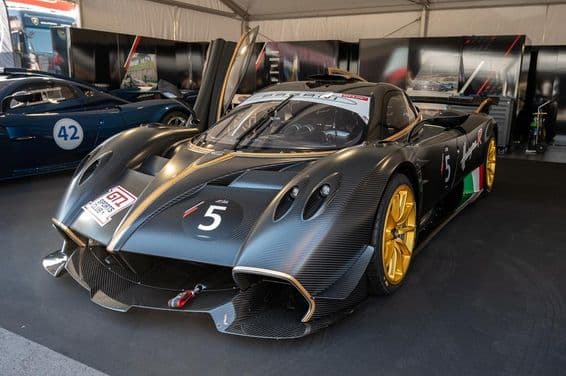 Впечатляющий, текстурированный углеродным волокном Pagani Huayra R GT1, вид спереди.