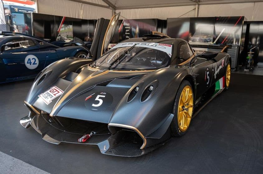 Впечатляющий, текстурированный углеродным волокном Pagani Huayra R GT1, вид спереди.