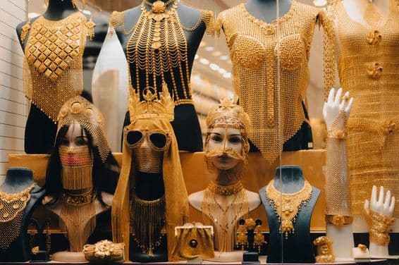 Золотые украшения на Золотом рынке в Дейре, Дубай.