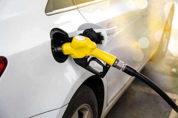 Заправка машины на автозаправочной станции в Дубае.