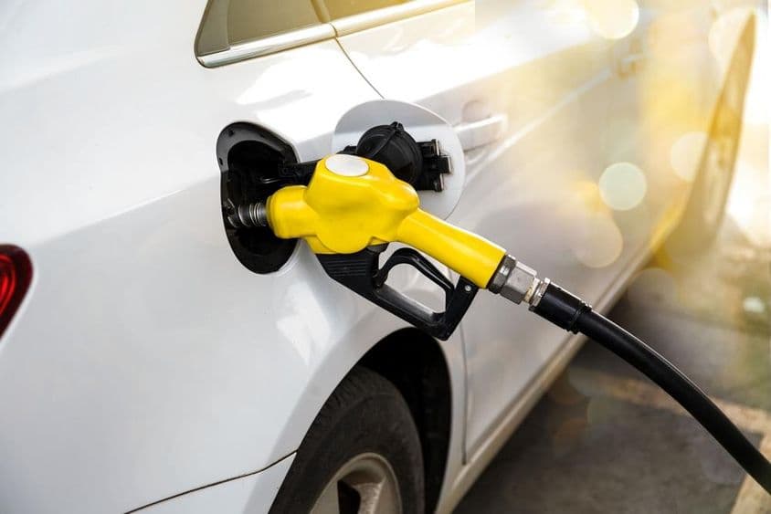 Заправка машины на автозаправочной станции в Дубае.