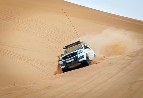 4x4 автомобиль на песчаной дюне.