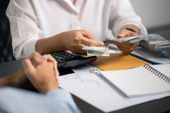 Человек разумно управляет финансами, экономя деньги из своей зарплаты, обеспечивая стабильный доход для будущих платежей и деловых инвестиций.