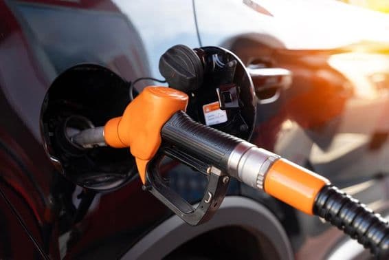 Заправка на автозаправочной станции.