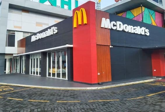 Ресторан McDonald's на небольшой улице.