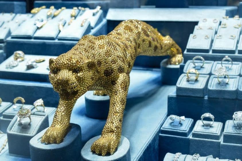 Золотая фигура леопарда, инкрустированная бриллиантами, на рынке золота.