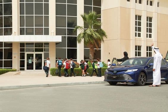 Арабская пара ведет своих детей в школу.