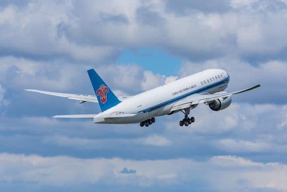 Грузовой самолет Boeing 777-F авиакомпании China Southern Airlines взлетает с аэродрома.