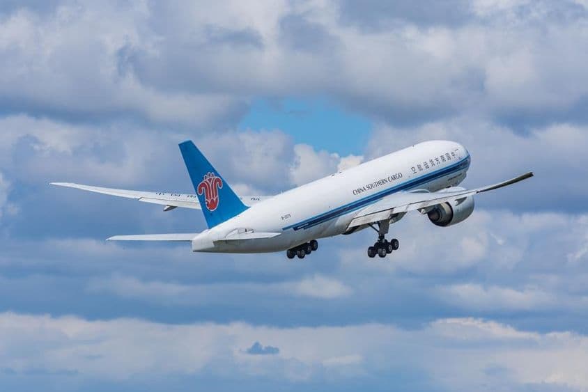 Грузовой самолет Boeing 777-F авиакомпании China Southern Airlines взлетает с аэродрома.