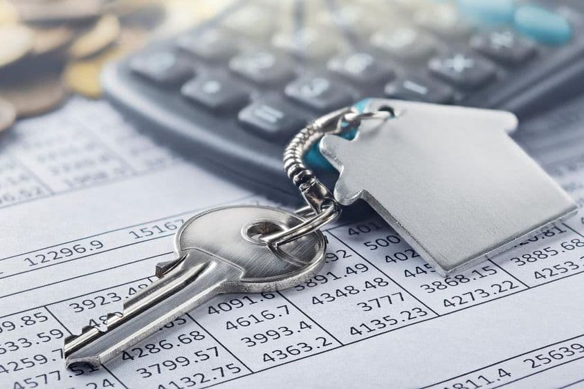 Недвижимость, брелок с символом дома.