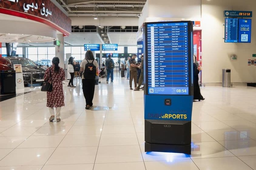 Интерьер дубайского аэропорта с информационным табло.