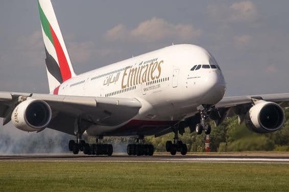 Самолет Emirates Airbus A380 во время посадки.