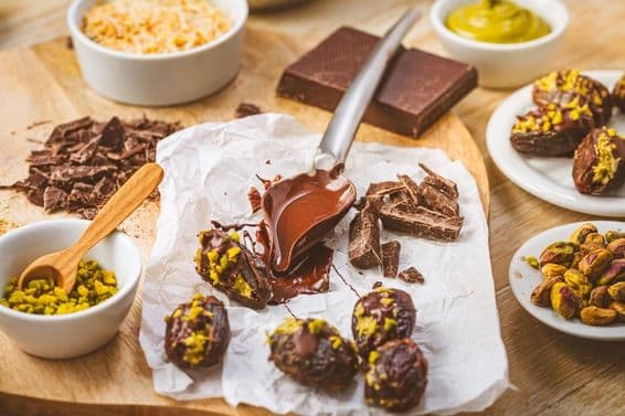 Вкусный десерт, финик с начинкой из фисташкового мусса, популярная альтернатива шоколаду в Дубае.