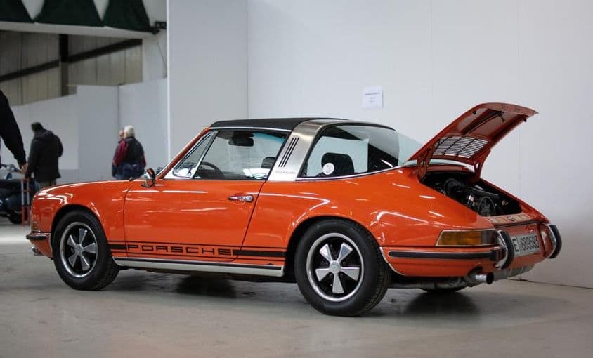 Классические Porsche 911s оранжевого цвета.