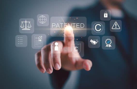 Сенсорный экран с иконками, символизирующими авторские права и запатентованную интеллектуальную собственность.