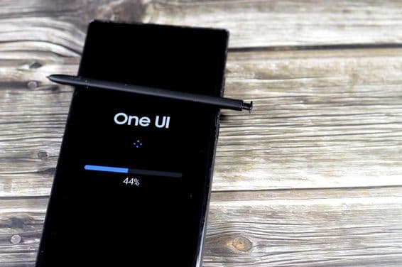 Флагманские смартфоны Samsung, обновление Galaxy AI One UI.