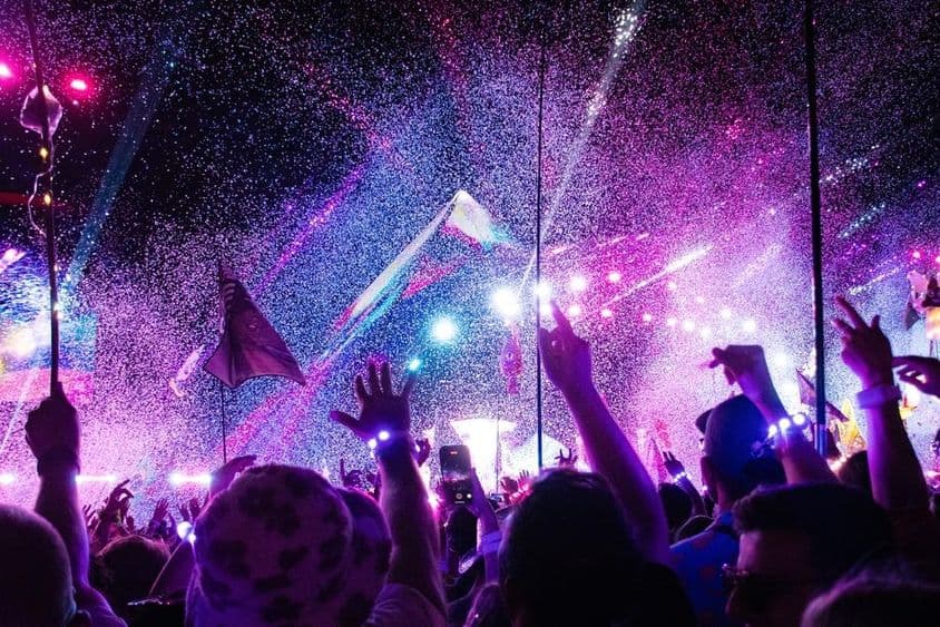 Coldplay в Абу-Даби, фанаты перед сценой.