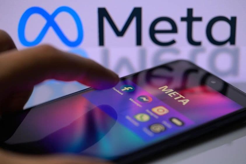 Иконки социальных сетей Meta на смартфоне: Facebook, Messenger, Instagram.