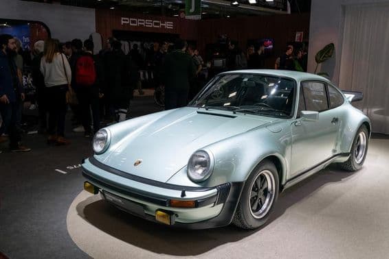 1975 зеленый Porsche 911 Turbo. Шасси номер 1945 SA.