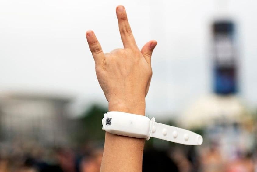 Рука фаната в воздухе.