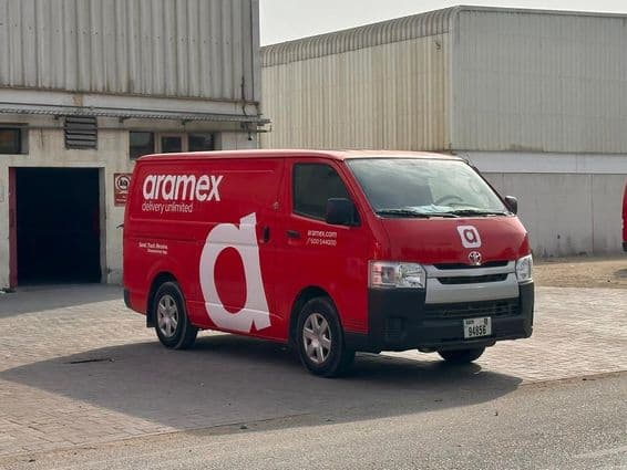 Автомобиль Aramex отправляется на работу.