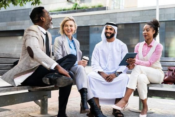 Группа бизнесменов встречается с эмиратским предпринимателем в Дубае.