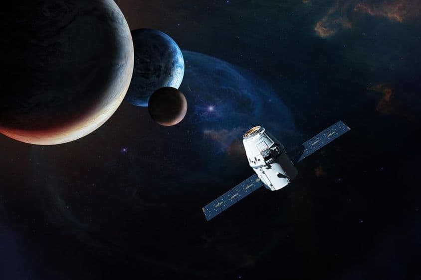 Спутник рядом с планетами в глубоком космосе.