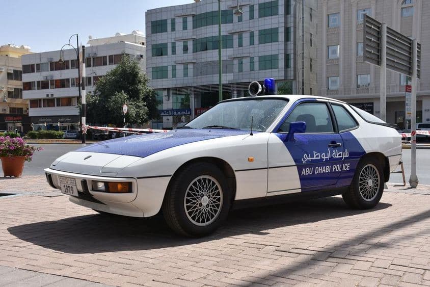 Выставка классических автомобилей полиции Абу-Даби, патрульная машина синего и белого цвета.
