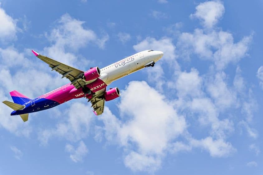 Самолет Airbus A321 авиакомпании Wizz Air взлетает.