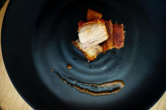 тарелка с вкусной хрустящей свининой в Дубае, ОАЭ.