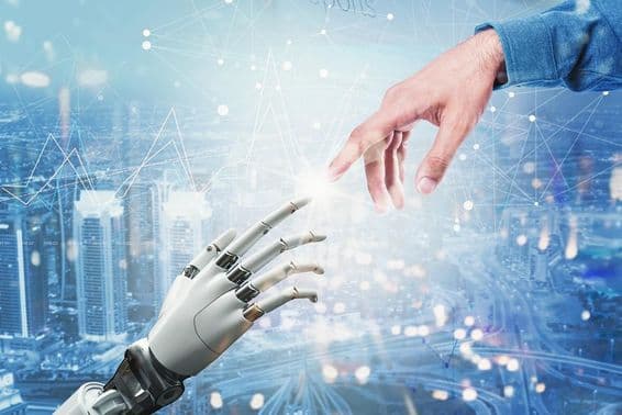 3D роботизированная рука встречается с человеческой рукой над футуристическим городским пейзажем.