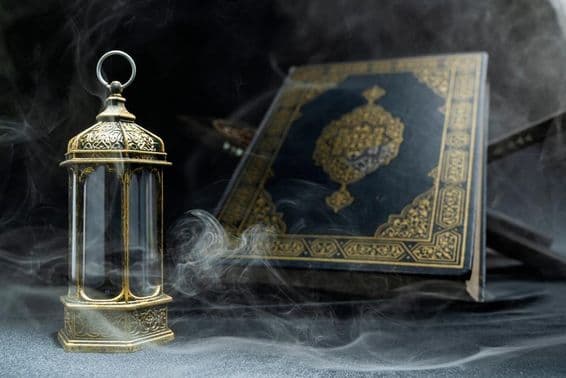 Арабский фонарь с Кораном.