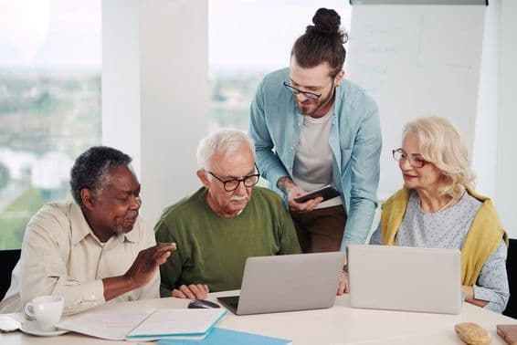 Преподаватель объясняет использование социальных сетей в современном мире.