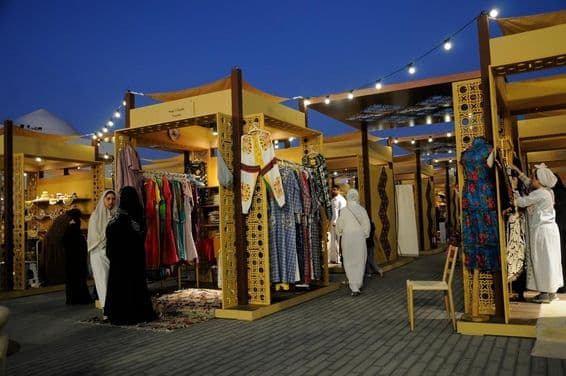 Рыночное мероприятие Рамадана в красивом историческом прибрежном городе.