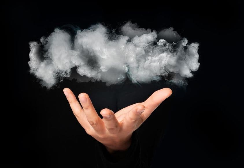 Облако в руке человека.