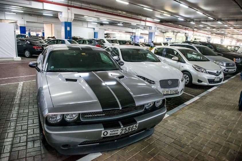 Подземная парковка с автомобилями в Дубае, Mall of the Emirates.