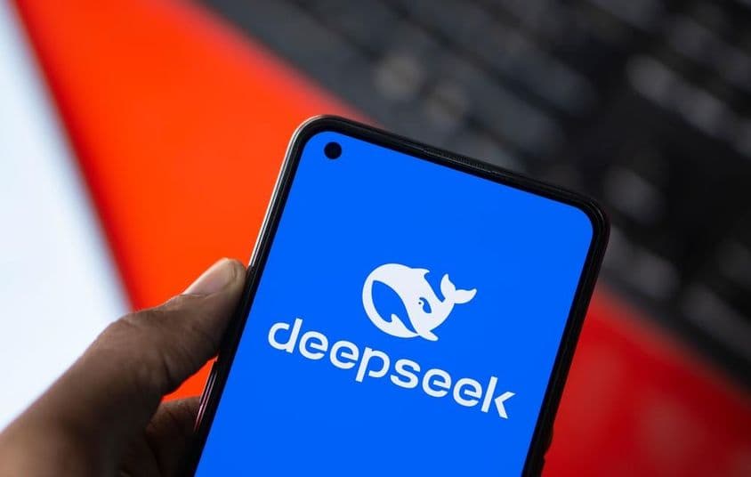 Логотип DeepSeek AI, отображаемый на смартфоне.
