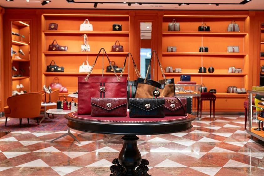 Различные сумки в магазине Gucci в международном аэропорту Дубая.