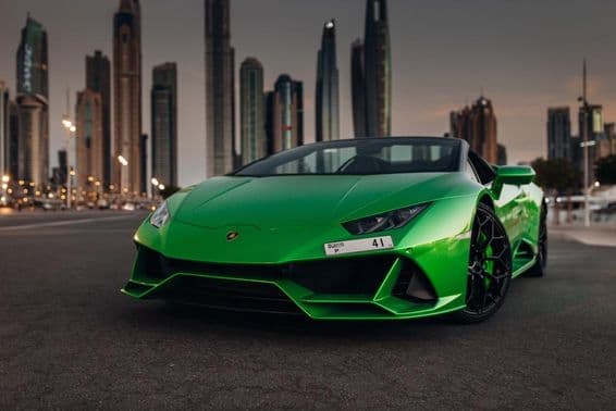 Lamborghini Huracan Spyder на парковке у порта.