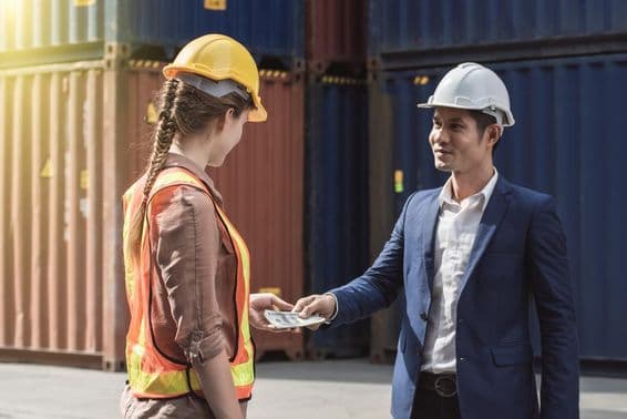 Работодатель оплачивает труд после завершения работы.