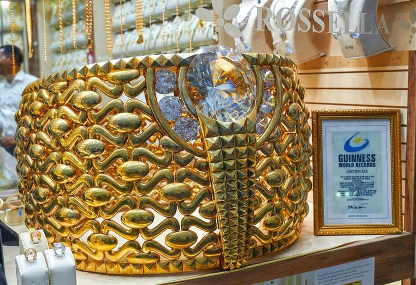 Самое большое в мире золотое кольцо, выставленное на показ в Золотом Суку в Дубае.