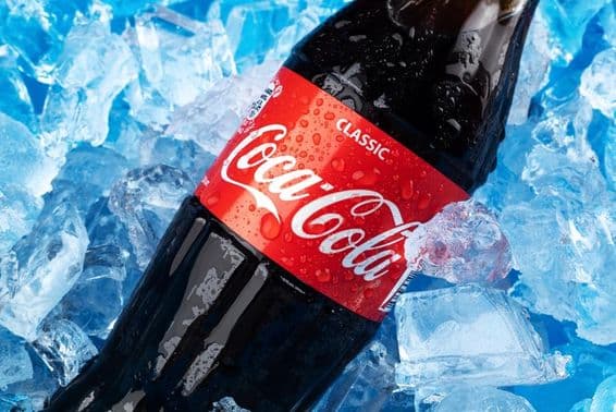 Бутылка Coca-Cola на льду.