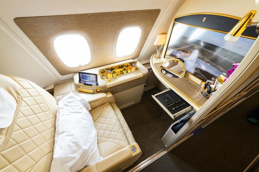 Место у окна первого класса Emirates Airlines на верхней палубе Airbus A380.