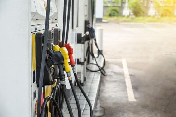 Топливораздаточные колонки на автозаправочной станции в Дубае.