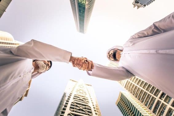 Бизнесмены на встрече на открытом воздухе в Дубае, Объединенные Арабские Эмираты.